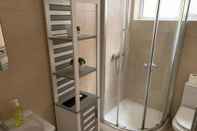 In-room Bathroom Portobello Stays by Stay Guru