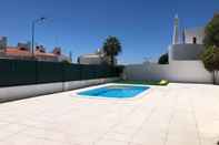 Kolam Renang Remarkable 3-bed House in Albufeira