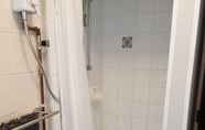 In-room Bathroom 5 Modern 1-bed Apartment in Blackpool