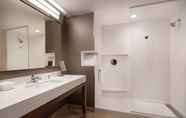 In-room Bathroom 6 Courtyard by Marriott Petaluma Sonoma County