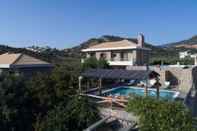 ภายนอกอาคาร Beautiful 3-bed Sea Front Villa in Agios Nikolaos