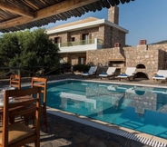 Kolam Renang 2 Beautiful 3-bed Sea Front Villa in Agios Nikolaos