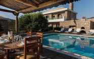 สระว่ายน้ำ 2 Beautiful 3-bed Sea Front Villa in Agios Nikolaos