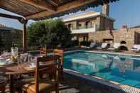 สระว่ายน้ำ Beautiful 3-bed Sea Front Villa in Agios Nikolaos