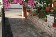 Bangunan Captivating Bougainvillea Apartment in Panormos