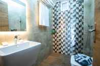 In-room Bathroom Captivating Bougainvillea Apartment in Panormos