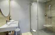 Toilet Kamar 7 Hotel Bed4U Bilbao