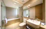 Toilet Kamar 5 Three-bedrooms, Oakwood Apartments Pik Jakarta