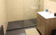 Toilet Kamar 2 Pausastay - QdM Artist Suites - Villa