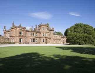 Bangunan 2 Luxury Lodge With Garden in the Grade Ii'listed Netherby Hall