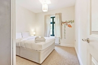 Phòng ngủ Stylish and Bright 3 Bedroom Duplex in North London