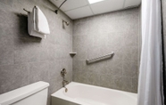 In-room Bathroom 7 Days Inn by Wyndham Perrysburg/Toledo