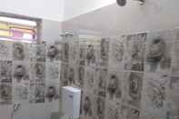 Toilet Kamar Goroomgo Luxury Star Inn Airport Bhubaneswar