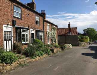 Exterior 2 Cosy Lincs Wolds Cottage in Picturesque Tealby