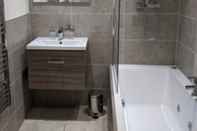 In-room Bathroom Stunning 2 Bed - City Centre Apartment Parking