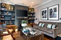 Ruang Umum Luxurious Wandsworth Home Close to Putney Heath by Underthedoormat