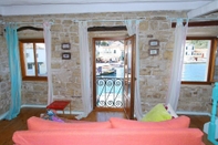 Kamar Tidur Spiros Jetty House Walk to Beach Sea Views A C Car Not Required - 302