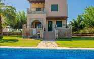 Kolam Renang 5 Spiros Beach Villa Large Private Pool Walk to Beach Sea Views A C Wifi Car Not Required - 971