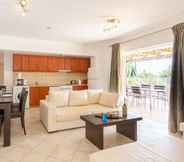 Ruang Umum 4 Villa Cherry Large Private Pool Walk to Beach Sea Views A C Wifi Car Not Required - 2180