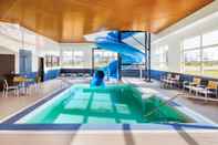 Swimming Pool Delta Hotels by Marriott Grande Prairie Airport