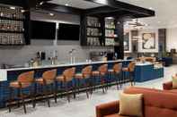 Quầy bar, cafe và phòng lounge Delta Hotels by Marriott Grande Prairie Airport