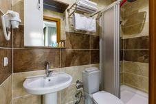 Bilik Mandi dalam Bilik Senior Pera Suites