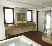 In-room Bathroom 7 Luxury Como Lake Apartment