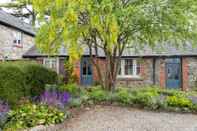 Exterior Courtyard Cottage