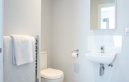 In-room Bathroom 7 Modern Apartment in Stratford Upon Avon With Parking Wifi and Netflix