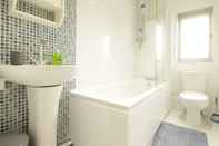 In-room Bathroom Fantastic 2-bed House in Hull. Garden, Sky tv