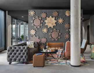 Lobby 2 Moxy Hamburg Altona