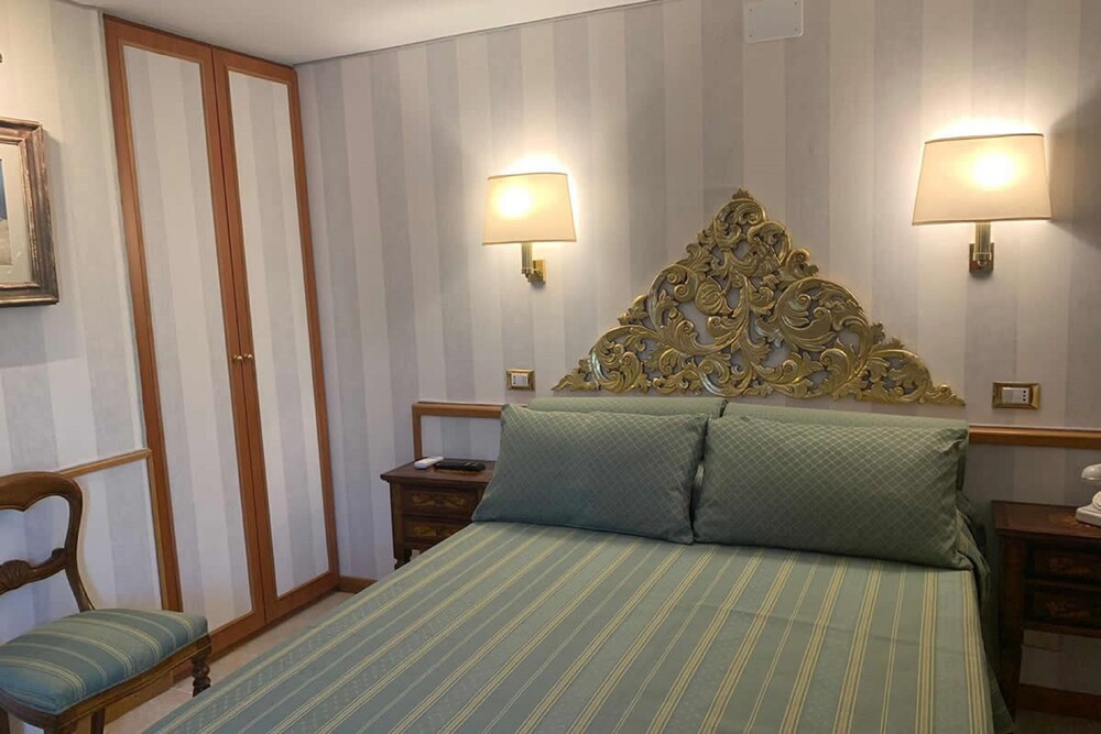 Bilik Tidur 5 Hotel Pacific Roma