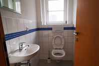 Toilet Kamar Apartment Close to Lake Ferienwohnung Seenah