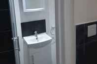 In-room Bathroom A A Guest Rooms: Stunning Studio Room Thamesmead