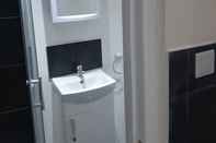 In-room Bathroom A A Guest Rooms: Stunning Studio Room Thamesmead