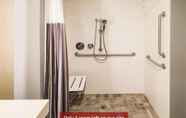 In-room Bathroom 2 La Quinta Inn & Suites by Wyndham Locust Grove