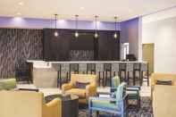 Bar, Kafe, dan Lounge La Quinta Inn & Suites by Wyndham Locust Grove