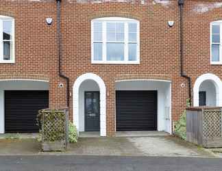 Exterior 2 Immaculate Central Windsor Town House