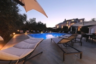 Swimming Pool Villa Adrian