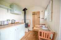 Bedroom Sage Shepherds Hut, Boundary Farm Cottages