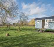 Common Space 4 Sage Shepherds Hut, Boundary Farm Cottages