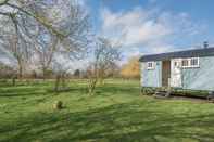 Ruang Umum Sage Shepherds Hut, Boundary Farm Cottages