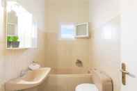 In-room Bathroom Aloe Apartments by Konnect, 500m from Dassia Beach