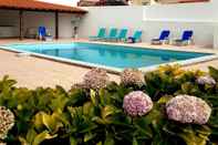 Swimming Pool Impecable 4-bed Villa in Praia da Areia Branca