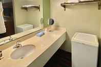In-room Bathroom Motel 6 Forrest City, AR