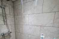 In-room Bathroom Lovely 5-bed House in Essex