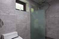 ห้องน้ำภายในห้อง Hapcheon Modern Rikeom Pension