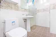 ห้องน้ำภายในห้อง Geojedo Hansol Pension