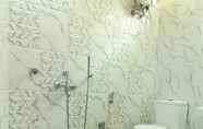 In-room Bathroom 2 Goroomgo Maggnamm International Puri
