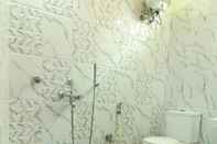 Phòng tắm bên trong Goroomgo Maggnamm International Puri